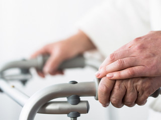 Person mit Rollator-94493872-FO-Photographee.eu