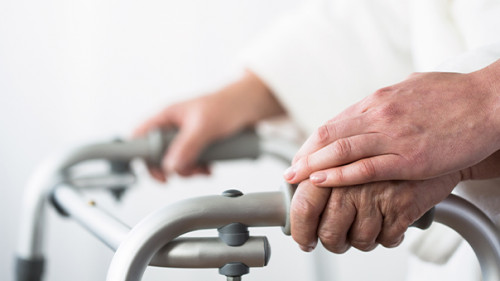 Person mit Rollator-94493872-FO-Photographee.eu