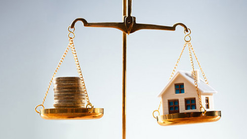 2019-08-16-Waage-Haus-Münzen-227405280-FO-Andrey-Popov