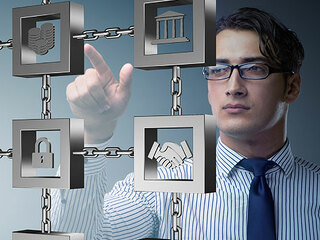 2019-08-14-Mann-digitale-Wand-166144089-FO-Elnur