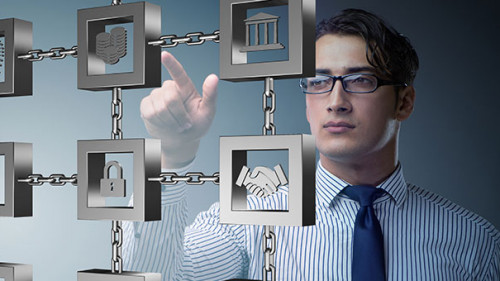 2019-08-14-Mann-digitale-Wand-166144089-FO-Elnur