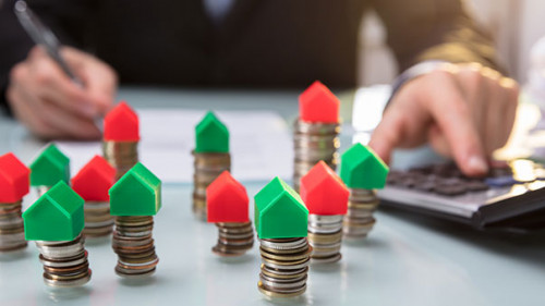 Anzugtraeger-Taschenrechner-Haeuser-Muenzen-195564402-FO-Andrey-Popov