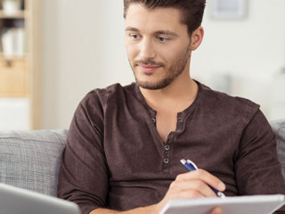 2019-08-16-Mann-mit-Laptop-auf-Sofa-86269663-FO-contrastwerkstatt