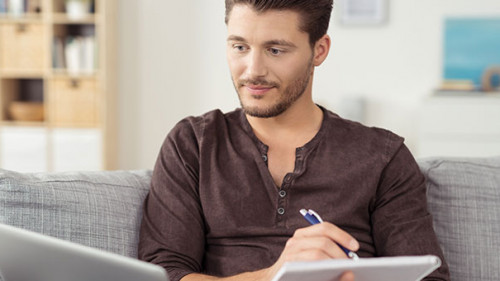 2019-08-16-Mann-mit-Laptop-auf-Sofa-86269663-FO-contrastwerkstatt