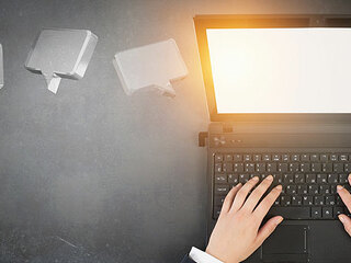 Anzugtraegerin-Laptop-Sprechblasen-220626004-FO-Sergey-Nivens