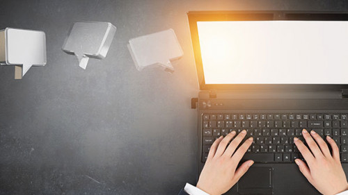 Anzugtraegerin-Laptop-Sprechblasen-220626004-FO-Sergey-Nivens