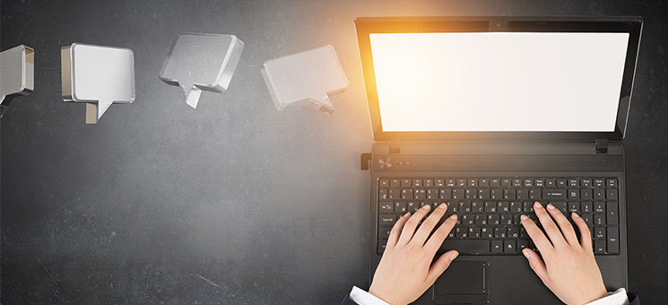 Anzugtraegerin-Laptop-Sprechblasen-220626004-FO-Sergey-Nivens
