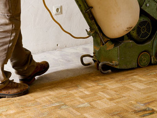 Mann-schleift-Parkett-ab-80927907-FO-VRD