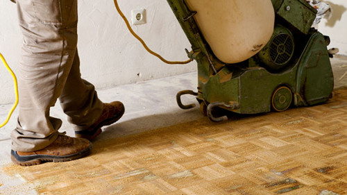 Mann-schleift-Parkett-ab-80927907-FO-VRD