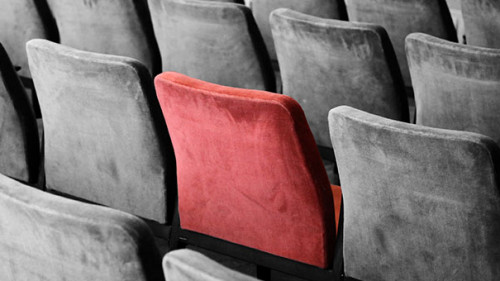 2019-08-16-Stuhlreihen-unbesetzt-79807037-FO-Thaut-Images