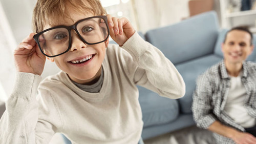 Vater-Sohn-Brille-195575821-FO-zinkevych