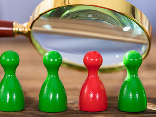 Hand-Lupe-Figuren-165881712-FO-Andrey-Popov