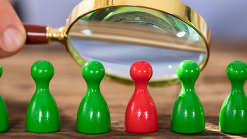 Hand-Lupe-Figuren-165881712-FO-Andrey-Popov