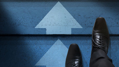 Anzugtraeger-Pfeile-Stufen-210391897-FO-blacksalmon