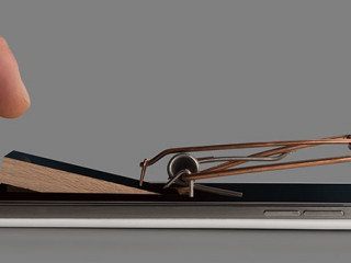 Finger-Smartphone-Mausefalle-99603032-FO-Ezio-Gutzemberg