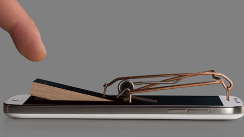 Finger-Smartphone-Mausefalle-99603032-FO-Ezio-Gutzemberg