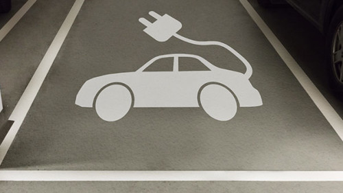 E-Auto-Parkplatz-169882963-FO-Andrey-Popov