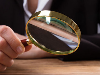 Anzugtraegerin-Lupe-204465644-FO-Andrey-Popov