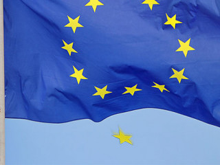 EU-Flagge-verliert-Stern-4087070-PB-wpaczocha