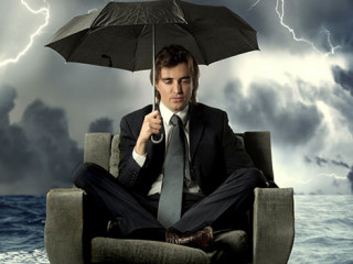 2019-08-13-Mann-auf-Sessel-im-Meer-12992280-FO-olly