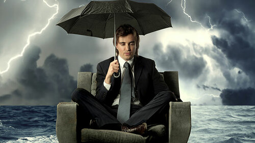 2019-08-13-Mann-auf-Sessel-im-Meer-12992280-FO-olly