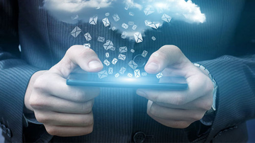 Anzugtraeger-Smartphone-Wolke-193610715-FO-natali-mis