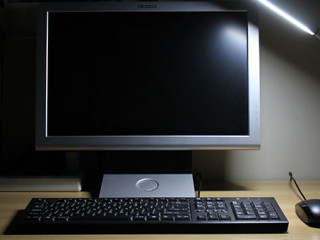 Arbeitsplatz-Computer-dunkel-1513902-PB-LUGUIXUE