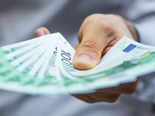 Anzugtraeger-Hunderter-75044503-FO-vegefox-com