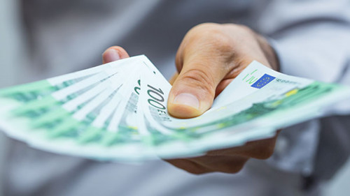 Anzugtraeger-Hunderter-75044503-FO-vegefox-com