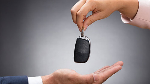 Haende-Autoschluessel-172902881-FO-Andrey-Popov