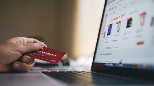 Hand-Kreditkarte-Laptop-2607114-PB-StockSnap