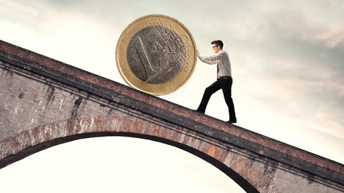 Anzugtraeger-rollt-Euro-bergauf-36858390-FO-olly