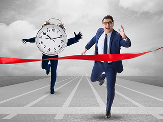 Anzugtraeger-Wettlauf-Uhr-141295527-FO-Elnur