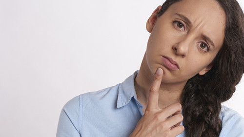 Frau-skeptisch-3079060-PB-RobinHiggins