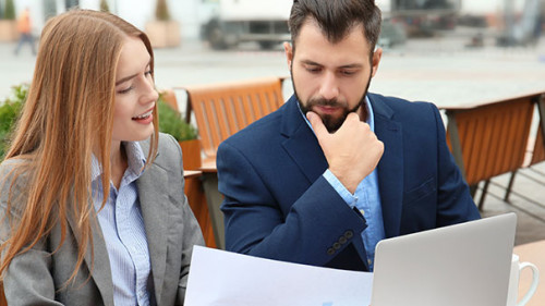 Anzugtraeger-Anzugtraegerin-Laptop-180553761-FO-Africa-Studio