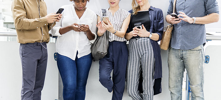 Menschen-Smartphones-3605368-PB-rawpixel[1]