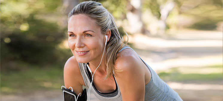 Frau-joggen-Smartphone-120763017-FO-Rido[1]