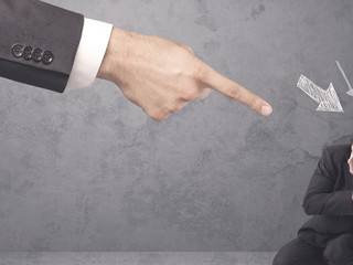 Große-Hand-kleiner-Anzugtraeger-140115009-FO-ra2-studio