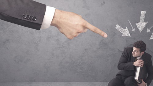 Große-Hand-kleiner-Anzugtraeger-140115009-FO-ra2-studio