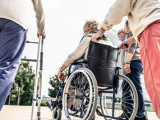 Pflegefall-128542071-FO-oneinchpunch