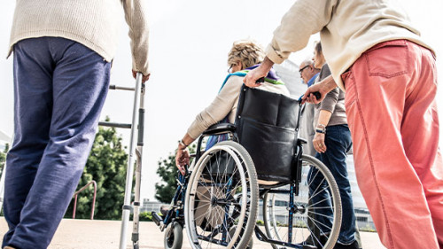 Pflegefall-128542071-FO-oneinchpunch