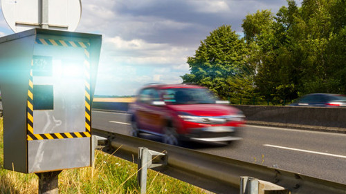 Blitzer-Auto-94221286-FO-sdecoret