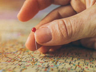 Hand-Landkarte-Pin-2650303-PB-piviso