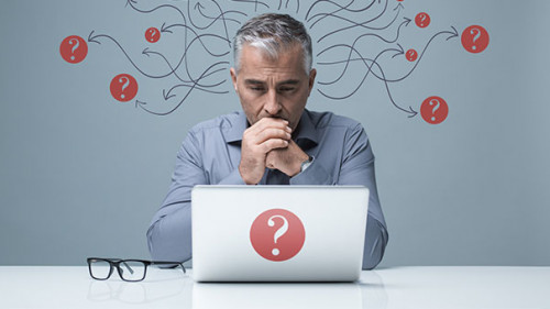 Anzugtraeger-Laptop-Fragezeichen-171989223-FO-stokkete