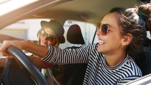 Frauen-in-Auto-167517462-FO-Flamingo-Images