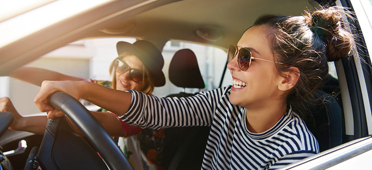 Frauen-in-Auto-167517462-FO-Flamingo-Images