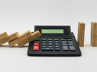 Taschenrechner-zwischen-Dominos-179339514-FO-Sebastian