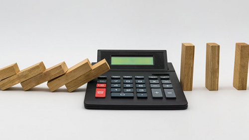 Taschenrechner-zwischen-Dominos-179339514-FO-Sebastian