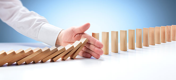 Hand-zwischen-Dominos-110880639-FO-Romolo-Tavani[1]