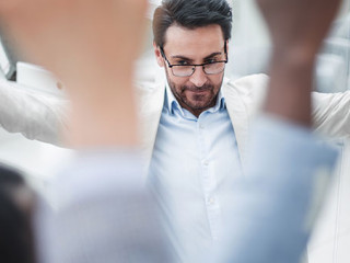 Anzugtraeger-Team-210982113-FO-ASDF